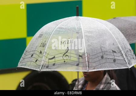 London, UK. 6. Oktober 2014. UK-Wetter. Fußgänger mit Sonnenschirmen zu schützen, wie sie, mit den nassen und regnerischen Verhältnissen in London Credit kämpfen: Amer Ghazzal/Alamy Live-Nachrichten Stockfoto