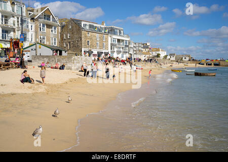 St. Ives Hafenstrand an einem sonnigen Tag im Oktober, Cornwall, England. Stockfoto