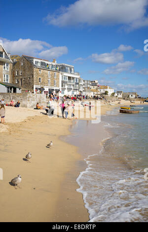 St. Ives Hafenstrand an einem sonnigen Tag im Oktober, Cornwall, England. Stockfoto