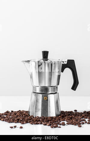 Eine Espresso-Maschine und Kaffeebohnen Stockfoto
