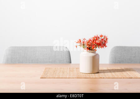 eine schöne Vase mit Blumen Stockfoto