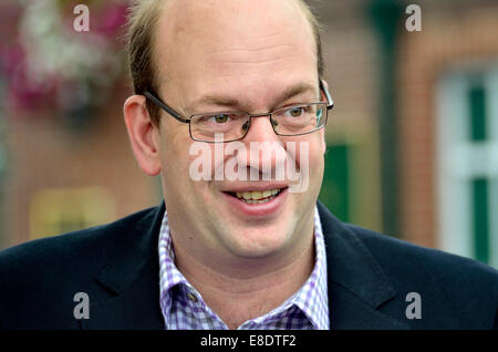 Mark Reckless, ehemalige konservative Wartungstafel Kampagnen auf einem UKIP-Aktionstag in Rochester, Kent, wo er für die UKIP stehen wird Stockfoto