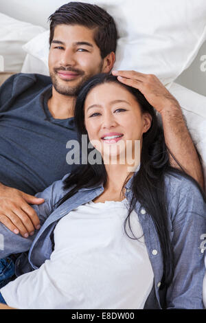 Asiatische chinesische Mann Frau romantisch zu zweit Verlegung wieder entspannend Stockfoto