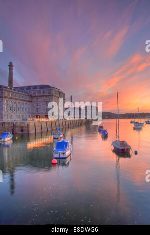 Nachleuchten Licht über die Royal William Yard in Plymouth, Devon - wenige Minuten nach Sonnenuntergang Stockfoto