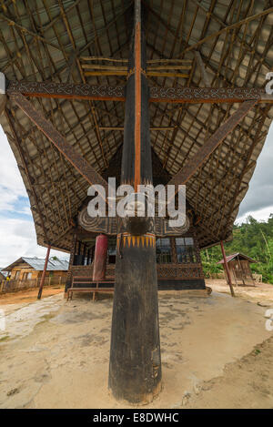 Detail der Fassade einer traditionell eingerichteten öffentlichen Kirche in Tana Toraja (Gereja Toraja), Süd-Sulawesi, Indonesien. Stockfoto