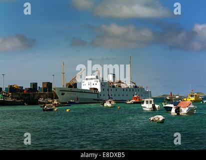 Die Scillonian 3 Entladung in St Marys Harbour Stockfoto