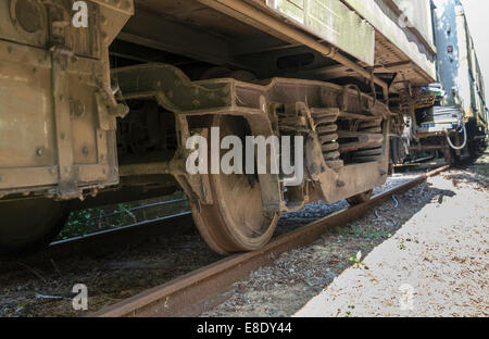 alte sehr schmutzigen Rädern von Zug auf Eisenbahn Stockfoto