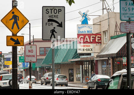 Belebten Straße voller Zeichen im Regen in Tillamook Oregon USA Vereinigte Staaten von Amerika Stockfoto