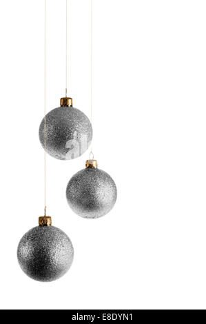 silberne Weihnachtskugeln, isoliert auf weiss Stockfoto