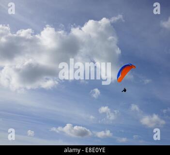 Para-Gleiter im sonnigen blauen Himmel über der Landschaft Oxfordshire. Stockfoto