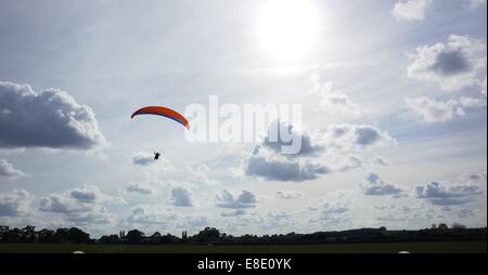 Para-Gleiter im sonnigen Himmel bewölkt. Landschaft in Oxfordshire. Stockfoto