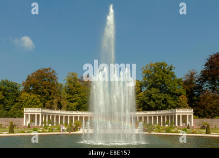 Fließende Brunnen und Kolonnaden im Hintergrund, Palast der oberen Garten von Het Loo in Apeldoorn, Gelderland, Niederlande. Stockfoto