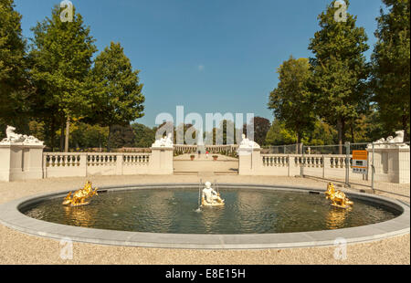 Brunnen und Kolonnaden im Hintergrund, in den Palast der unteren Garten von Het Loo in Apeldoorn, Gelderland, Niederlande. Stockfoto