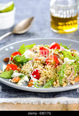 Quinoa mit Feta, Mandel und Rucola-Salat Stockfoto