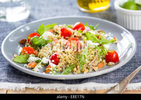 Quinoa mit Feta, Mandel und Rucola-Salat Stockfoto