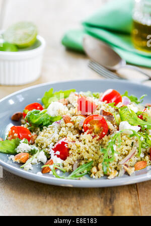 Quinoa mit Feta, Mandel und Rucola-Salat Stockfoto