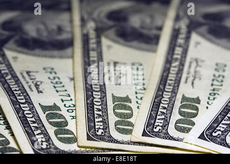 Viele hundert-Dollar-Scheine zu verbreiten, auf eine Tischplatte Stockfoto