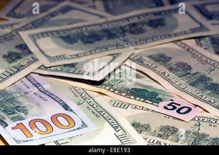 Viele hundert-Dollar-Scheine und ein fünfzig Dollar bill Verbreitung auf einer Tischplatte Stockfoto