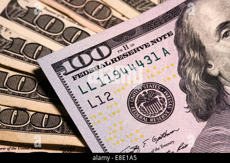 Viele hundert-Dollar-Scheine verteilt zeigt die Federal Reserve-Dichtung mit gelb, schwarz und blau Mikro drucken Stockfoto