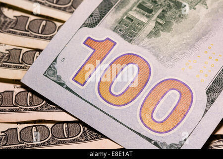 Viele hundert-Dollar-Scheine zu verbreiten, auf eine Tischplatte zeigen verschiedene Arten von Sicherheit Drucktechniken Stockfoto