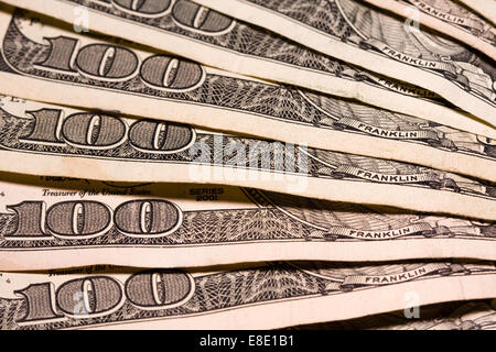 Viele hundert-Dollar-Scheine aufgefächert auf eine Tischplatte Stockfoto