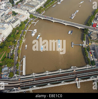 Luftaufnahme der Brücken Hungerford und Waterloo über der Themse, Central London, UK Stockfoto