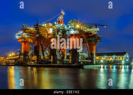 Oil Rig in der Werft für Wartungsarbeiten in der Nacht. Stockfoto