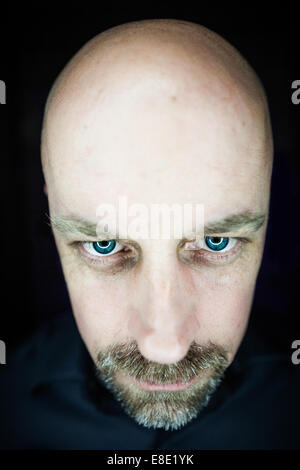 Ernsthafte finsteren Spooky kaukasischen Mann Blick auf Sie! Stockfoto