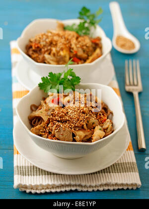 Soba-Nudeln mit Pilzen. Rezept zur Verfügung. Stockfoto