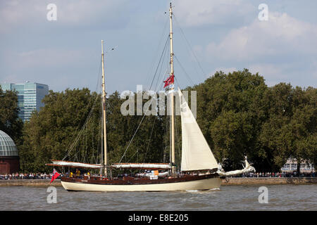 Vielleicht, eine niederländische Segeln Ketsch, Teilnahme an der Parade des Segels, während der große Schiffe Festival, Greenwich. Stockfoto