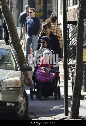 Peter Dinklage und Familie unterwegs in Manhattan Featuring: Peter Dinklage, Erica Schmidt, Zelig Dinklage wo: New York City, New York, USA bei: 3. April 2014 Stockfoto