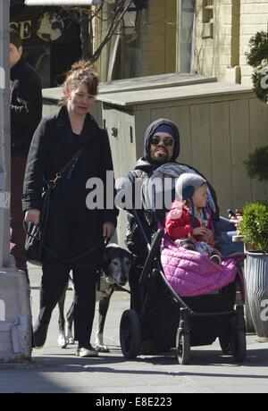 Peter Dinklage und Familie unterwegs in Manhattan Featuring: Peter Dinklage, Erica Schmidt, Zelig Dinklage wo: New York City, New York, USA bei: 3. April 2014 Stockfoto