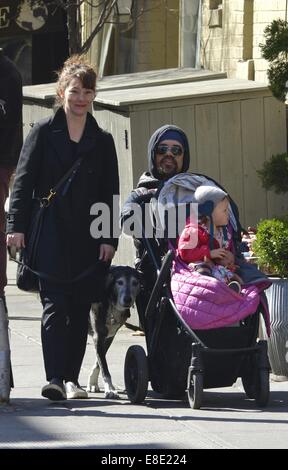 Peter Dinklage und Familie unterwegs in Manhattan Featuring: Peter Dinklage, Erica Schmidt, Zelig Dinklage wo: New York City, New York, USA bei: 3. April 2014 Stockfoto