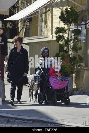 Peter Dinklage und Familie unterwegs in Manhattan Featuring: Peter Dinklage, Erica Schmidt, Zelig Dinklage wo: New York City, New York, USA bei: 3. April 2014 Stockfoto