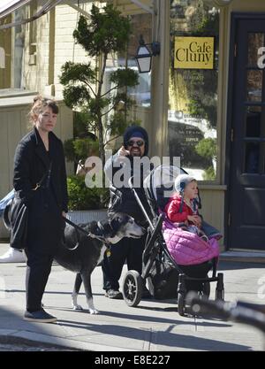 Peter Dinklage und Familie unterwegs in Manhattan Featuring: Peter Dinklage, Erica Schmidt, Zelig Dinklage wo: New York City, New York, USA bei: 3. April 2014 Stockfoto