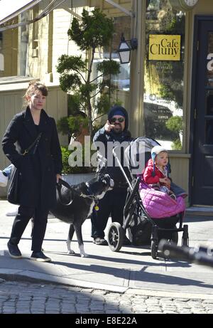 Peter Dinklage und Familie unterwegs in Manhattan Featuring: Peter Dinklage, Erica Schmidt, Zelig Dinklage wo: New York City, New York, USA bei: 3. April 2014 Stockfoto