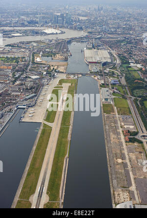 Luftaufnahme des London City Airport, Docklands UK, Canary Wharf dahinter Stockfoto