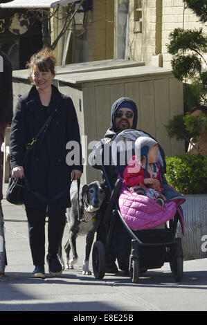 Peter Dinklage und Familie unterwegs in Manhattan Featuring: Peter Dinklage, Erica Schmidt, Zelig Dinklage wo: New York City, New York, USA bei: 3. April 2014 Stockfoto