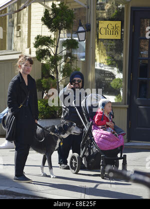 Peter Dinklage und Familie unterwegs in Manhattan Featuring: Peter Dinklage, Erica Schmidt, Zelig Dinklage wo: New York City, New York, USA bei: 3. April 2014 Stockfoto