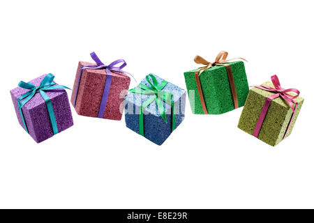 bunte Geschenkboxen, isoliert auf weiss Stockfoto
