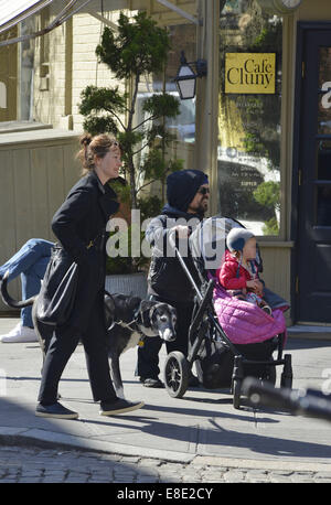 Peter Dinklage und Familie unterwegs in Manhattan Featuring: Peter Dinklage, Erica Schmidt, Zelig Dinklage wo: New York City, New York, USA bei: 3. April 2014 Stockfoto