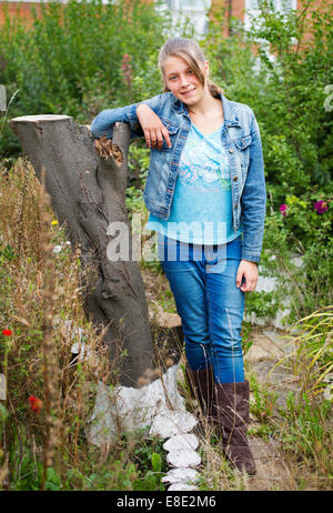 Ein junges Mädchen, gekleidet in Jeans und Jacke Stockfoto