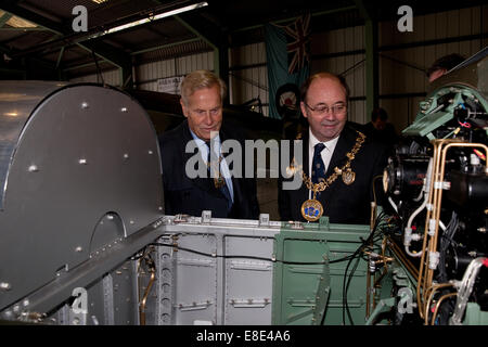 12 Bürgermeistern aus verschiedenen Bezirken Biggin Hill Erbe Hangar besucht und hatte einen Einblick in einige der Flugzeuge, die dort gehalten Stockfoto