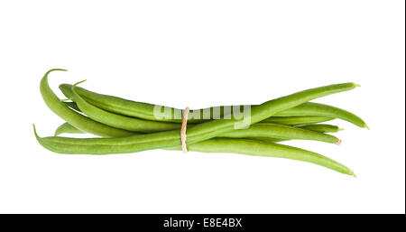 Grüne Bohnen mit Blättern isoliert auf weiss Stockfoto