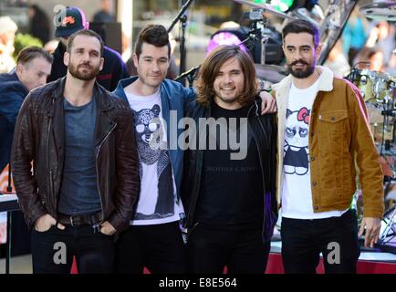 New York, NY, USA. 6. Oktober 2014. Kyle Simmons, Dan Smith, Will Farquarson, Chris 'Woody' Wood in Anwesenheit für NBC heute zeigen Konzert mit Bastille, Rockefeller Plaza, New York, NY 6. Oktober 2014. Bildnachweis: Derek Sturm/Everett Collection/Alamy Live-Nachrichten Stockfoto