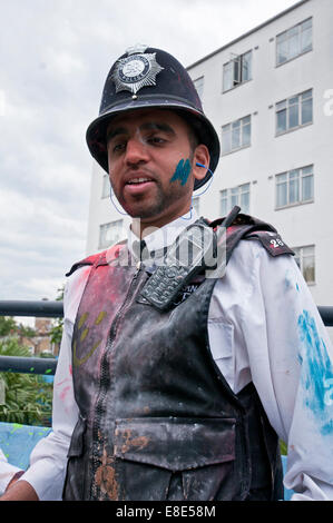 Polizei spritzte mit Farbe am jährlichen Notting Hill Carnival in London 2014 Stockfoto