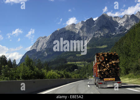 Protokollierung-LKW auf der Autobahn in Österreichische Alpen Stockfoto