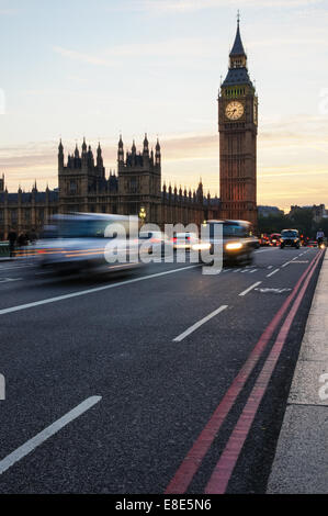 Vorbeifahrende Autos Big Ben in London England United Kingdom UK Stockfoto