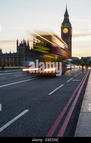 Doppelte Decker Bus vorbei an Big Ben in London England Vereinigtes Königreich Großbritannien Stockfoto