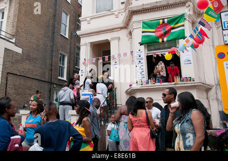 Verkauf von Essen und trinken aus ihren Häusern während der jährlichen Notting Hill Carnival in London 2014 Einwohner Stockfoto